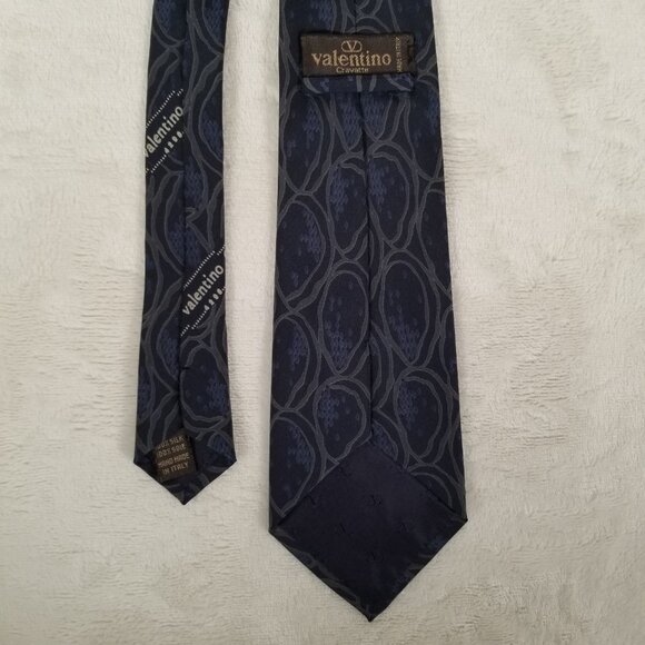 Vintage Valentino Cravatte Tie 100% Silk Hand Made in Italy W 3 3/8 by L 56 3/8 - Picture 3 of 9